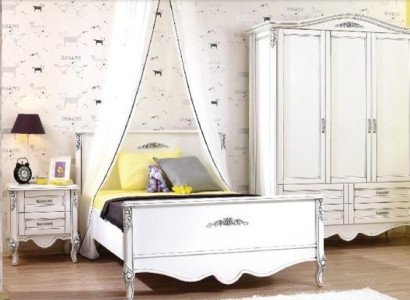 Weißes Holzbett im modernen Stil