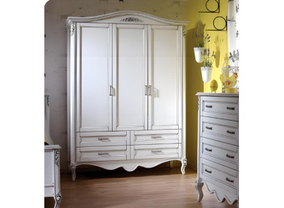 Weißer Holz-Kleiderschrank im eleganten Design