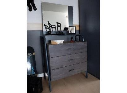 Moderne graue Holzkommode mit viel Stauraum und stilvollem Design