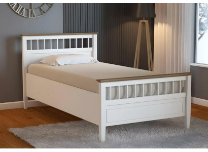 Weißes Holzbett im eleganten Design