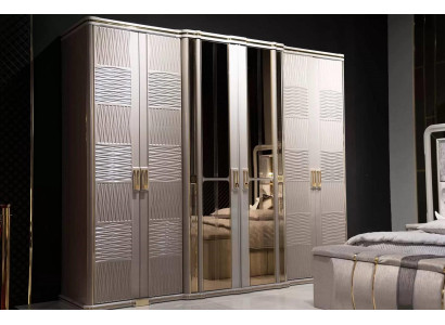 Beiger Holz Kleiderschrank im eleganten modernen Stil