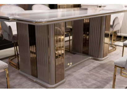 Weißer Esstisch aus Holz im modernen Design