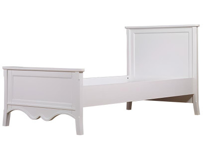 Weißes Holzbett im eleganten Design