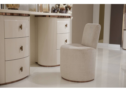 Weißer Holz-Pouf modern, eleganter Sitzhocker, dekoratives Möbelstück