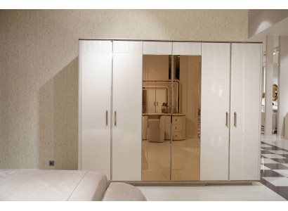 Kleiderschrank aus Holz in Weiß, eleganter moderner Stil