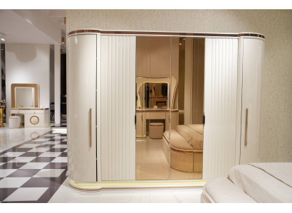 Weißer Holz Kleiderschrank im eleganten Design für Schlafzimmer