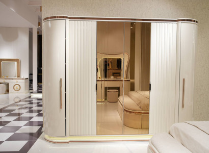 Weißer Holz Kleiderschrank im eleganten Design für Schlafzimmer