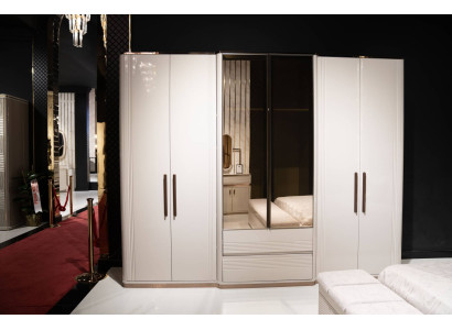 Beiger Kleiderschrank aus Holz modern eleganter Stauraum