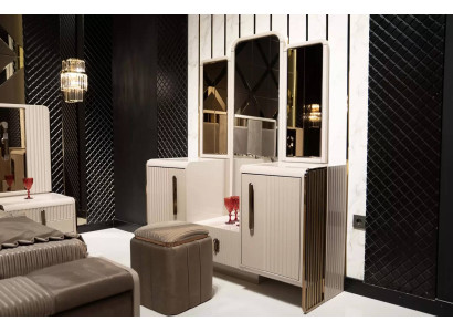 Eleganter Beiger Schminktisch mit Spiegel und Hocker aus Holz