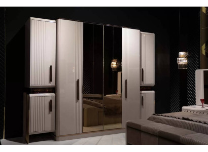 Beiger Holz Kleiderschrank modern & geräumig