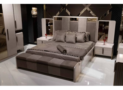 Elegantes Schlafzimmer-Set aus Holz in Beige mit Bett, Bank