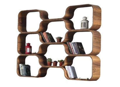 Das Regal setzt Gegenstände schön in Szene und spart Platz.