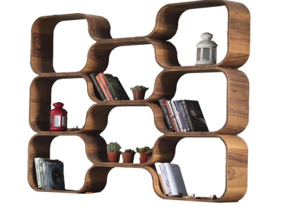 Das Regal setzt Gegenstände schön in Szene und spart Platz.