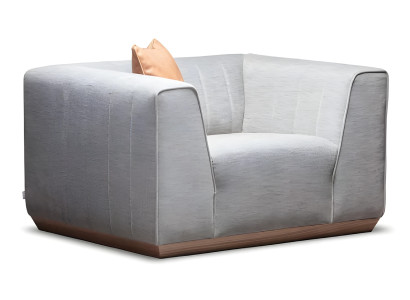 Moderner weißer Holzsessel mit schlichter Eleganz