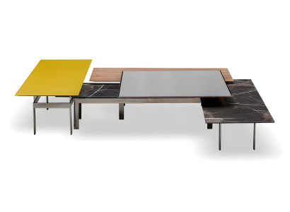 Moderner grauer Couchtisch aus Metall im eleganten Design