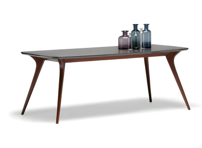 Moderner Esstisch aus Holz in warmem Braun