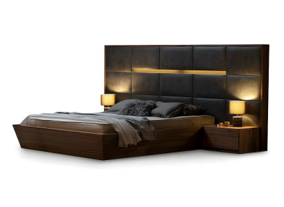 Das hohe, schicke Bett ist mit eleganten Textilien ausgestattet.