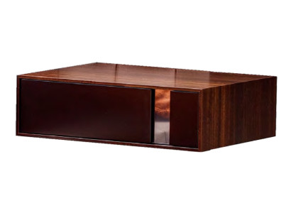 Ein trendiger Nachttisch verleiht dem Schlafzimmer einen fertigen Look.