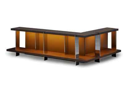 Funktionales Bücherregal, in dem Bücher, Lampe und Telefon bequem Platz finden