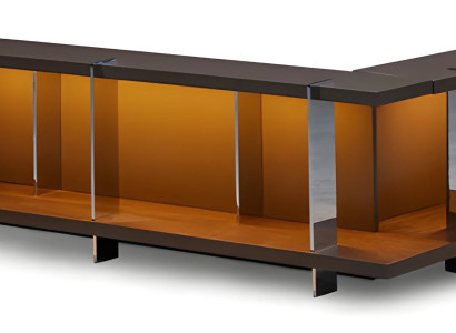 Funktionales Bücherregal, in dem Bücher, Lampe und Telefon bequem Platz finden