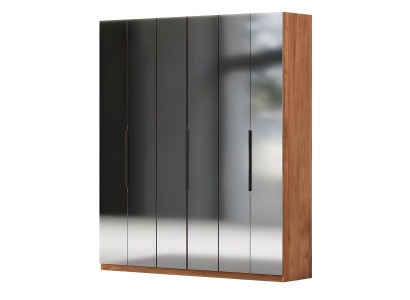 Stilvoller Schrank aus Holz – viel Platz für Kleidung und Accessoires.