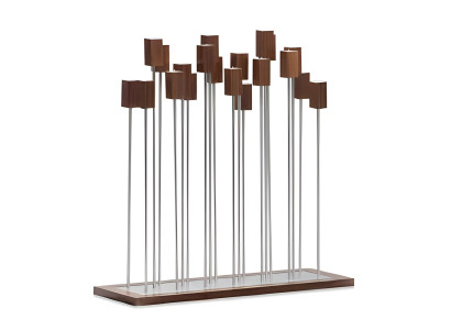 Ein hoher Kerzenständer lässt den Raum offener und heller wirken.