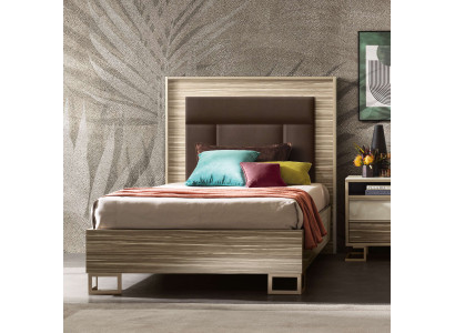 Bett aus Massivholz – Ideal für komfortable Nächte und modernes Design.