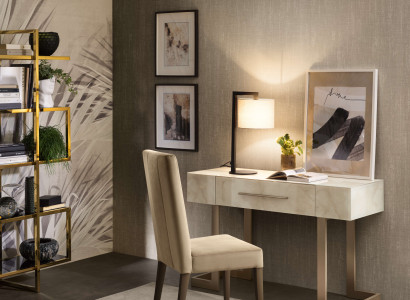 Der Schreibtisch mit Stuhl aus Holz sieht teuer aus und ist leicht zu reinigen