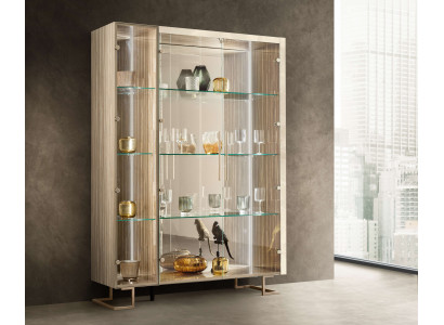 Die moderne und stilvolle Vitrine aus gehärtetem Glas ist sicher und praktisch