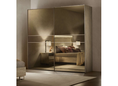 Robuster Schrank mit Regalen – Für komfortable Aufbewahrung im Flur.