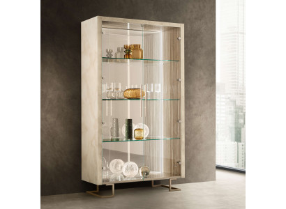 Robuste Vitrine aus Holz – Für stilvolle Aufbewahrung im Wohnzimmer.