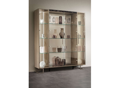 Schlichte Vitrine mit Glas – Für Ihre Dekorationsstücke und Stauraum.