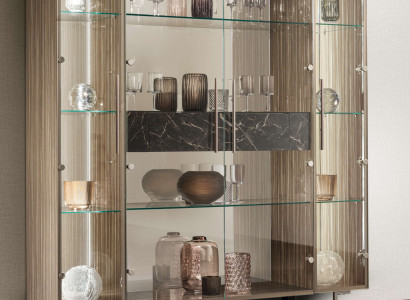 Vitrine aus Massivholz – Für elegantes Aufbewahren in Ihrem Interieur.