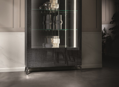 Vitrine aus Holz – Robust und elegant für Ihre Sammlung oder Dekoration