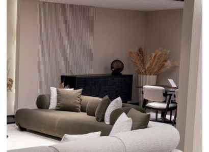 Breites Loungesofa mit abgerundeter Silhouette und glatter Textur