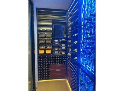 Eleganter schwarzer Weinkühlschrank mit Dual-Zonen-Kühlung