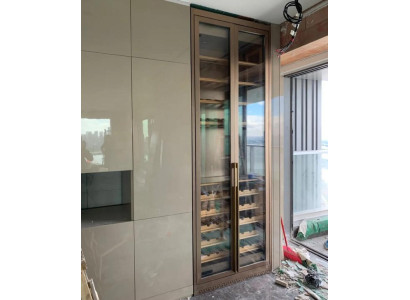 Goldener Weinschrank aus Edelstahl mit Dual-Zone Temperaturregelung