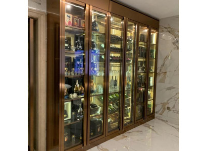 Eleganter goldener Weinschrank aus hochwertigem Edelstahl für