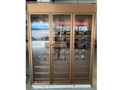 Luxus-Weinschrank aus Gold mit modernem Design und hochwertigem