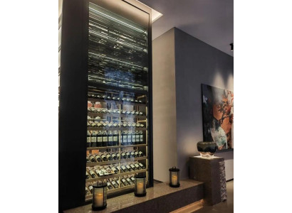 Eleganter schwarzer Weinschrank aus Edelstahl mit moderner Design