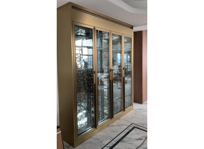 Goldener Edelstahl-Weinschrank im modernen Luxusstil