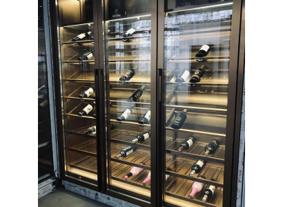 Moderner schwarzer Weinschrank aus Edelstahl für stilvolle