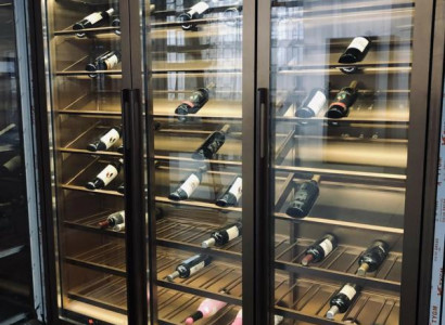 Moderner schwarzer Weinschrank aus Edelstahl für stilvolle