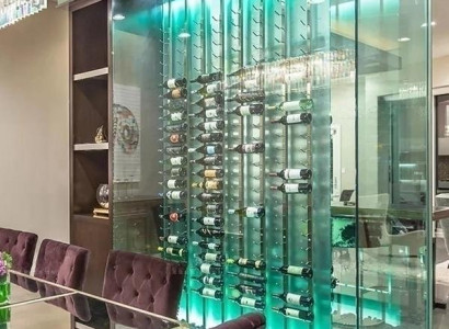 Moderner Weinschrank aus Edelstahl und Glas in Silber oder Schwarz