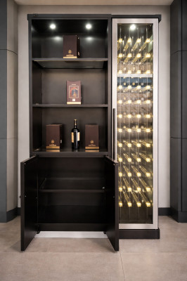 Eleganter Weinschrank aus Edelstahl in Schwarz mit modernem Design