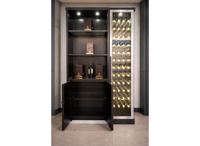 Eleganter Weinschrank aus Edelstahl in Schwarz mit modernem Design