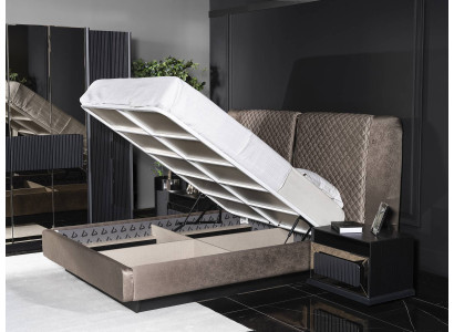 Elegantes braunes Holz-Bett mit passenden Nachttischen im modernen