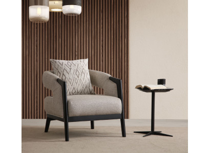 Moderner Beigefarbener Holzsessel mit Textilpolsterung und elegantem