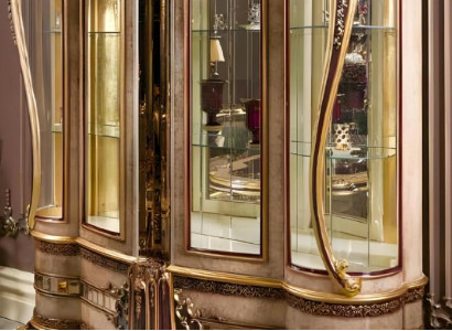 Beige Holz-Glas Vitrine im eleganten Stil