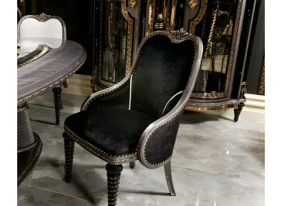 Schwarzer Holzstuhl im eleganten Design für Zuhause Büro Café